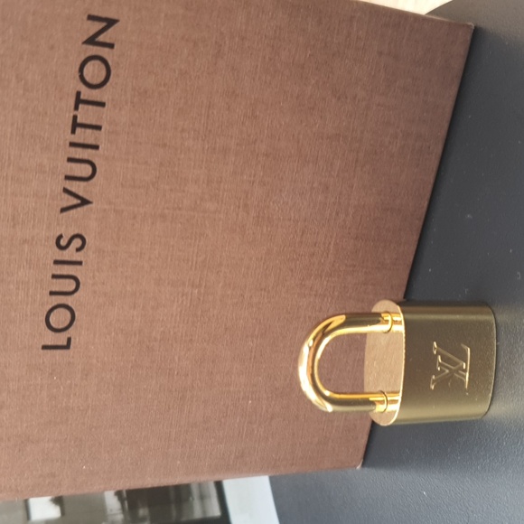 Auth ⚘️NEW 💗Louis Vuitton LOCK 🔐 #443- Rare W/LV box -full inclusion- - Picture 10 of 10